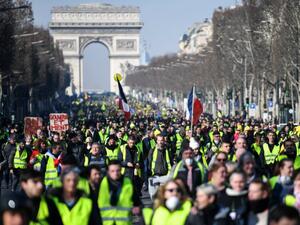 محتجون من “السترات الصفراء” يدعون إلى التظاهر مجددا عند مستديرات الطرق في جميع أنحاء البلاد