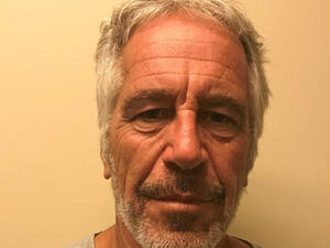 رجل الأعمال، جيفري إيبستين، المتهم في استغلال جنسي ومحاولة شراء شاهدين