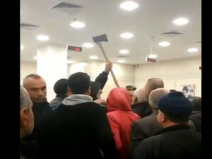 مواطن لبناني غاضب من عدم صرف مستحقاته المالية