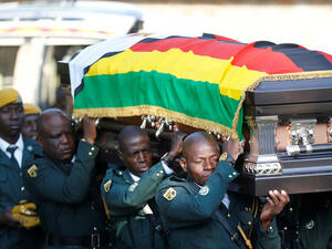 عسكريون حملوا نعش الرئيس السابق إلى مكان دفنه بحضور نحو 200 شخص، بينهم أرملة موغابي، غريس