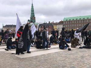 مسلمون يؤدون صلاة الجمعة أمام مقر البرلمان في كوبنهاغن/ أرشيفية