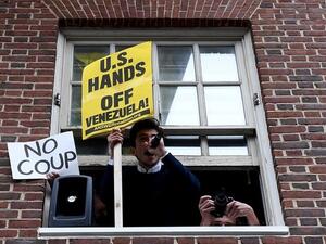معتصمون داخل السفارة الفنزويلية في واشنطن