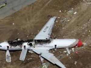 إجلاء الركاب من الطائرة بسرعة، بعد أن خرجت عن مسارها نتيجة الهبوط الاضطراري