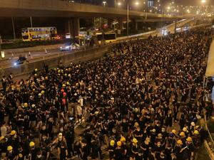 متظاهرون في شوارع هونغ كونغ