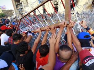 يشهد العراق موجة احتجاجات جديدة منذ يوم الجمعة تواجهها قوات الأمن بالقمع