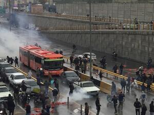 محتجون في إيران يقطعون الطرق ويشلون حركة السير في مدينة أصفهان