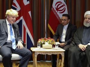 الرئيس الإيراني، حسن روحاني مع رئيس الوزراء البريطاني، بوريس جونسون / أرشيفية