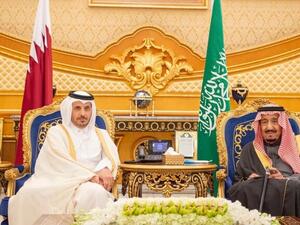 ملك السعودية سلمان بن عبد العزيز آل سعود، ورئيس الوزراء القطري الشيخ عبد الله بن ناصر بن خليفة آل ثاني