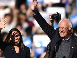 عضو مجلس النواب الأمريكي كورتيز والمرشح الرئاسي بيرني ساندرز