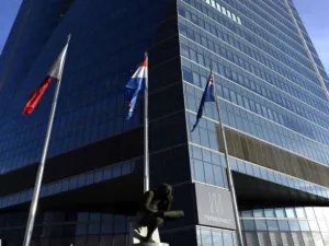 تضم ناطحة السحاب الواقعة في حي المال بالعاصمة الإسبانية سفارتي بريطانيا وكندا 