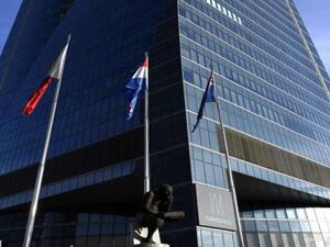 تضم ناطحة السحاب الواقعة في حي المال بالعاصمة الإسبانية سفارتي بريطانيا وكندا 