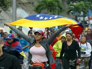  زعيم المعارضة الفنزويلية خوان غوايدو أعلن تلقيه دعم مجموعة “جنود شجعان”
