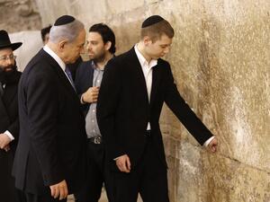 يائير  برفقة والده رئيس الحكومة الاسرائيلية بنيامين نتنياهو