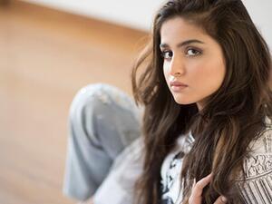 شاهد النجمة الشابّة في حفلٍ حي في عالم مدهش 