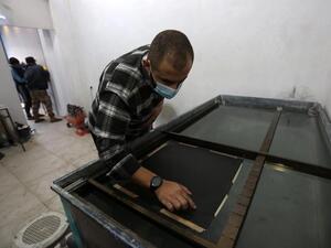 عمر العسولي.. فلسطيني يفتح أول مطبعة مائية في مدينة غزة