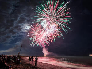 ألوان رائعة تضيء سماء المدينة