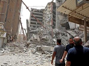 Iran Building Collapse Kills 4 Traps 80