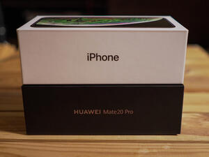 Apple's year-over-year unit sales have dropped by 22.73%, while Samsung has lost 6.82%.