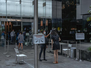 Tourists in Singapore Forced to Wear Electronic Monitoring Tags to Ensure Quarantine