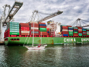 Chinese companies also signed $35.6 billion worth new contracts for construction projects in Arab countries and invested $1.2 billion directly in Arab countries during the same year.