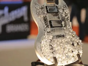 The guitar which is named the "Eden of Coronet" was designed by Mark Lui.