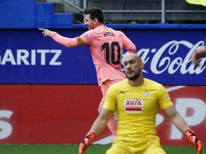 ميسي يحتفل بهدف خلال مباراة برشلونة وآيبار