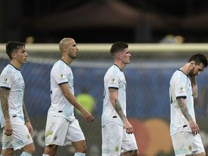 خيبة أمل لاعبي الأرجنتين بعد الخسارة أمام كولومبيا