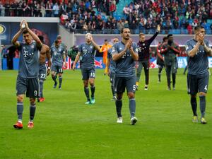 نجوم بايرن يحييون الجماهير بعد نهاية المباراة