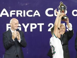 بن ناصر يستلم جائزة أفضل لاعب