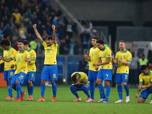 لاعبو البرازيل خلال ركلات الترجيح