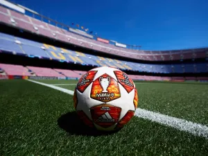 صورة لكرة دوري الأبطال في ملعب كامب ناو قبل مباراة برشلونة وضيفه ليفربول في ذهاب نصف النهائي