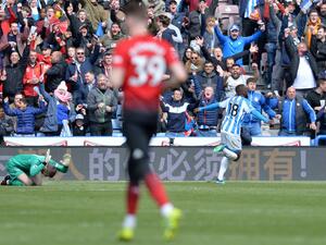 مبينزا يحتفل بهدفه (يمين)