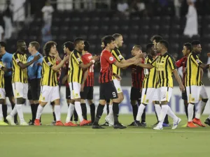 لاعبو الريان القطري والاتحاد السعودي يتصافحون بعد نهاية مباراة الفريقين ضمن دوري أبطال آسيا على ملعب جاسم بن حمد في الدوحة.