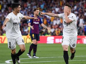 كيفين غاميرو (يمين) يحتفل بهدفه في شباك برشلونة خلال نهائي كأس الملك