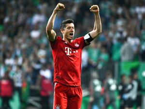 ليفاندوفسكي يحتفل بالانتصار