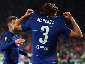 ماركوس ألونسو يحتفل بالهدف على طريقته