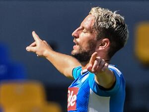 ميرتينز يحتفل بهدفه