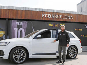 صورة التقطت لليونيل ميسي قائد برشلونة لدى تسلمه إحدى سيارات شركة أودي