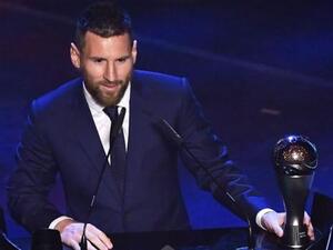 ميسي بعد تسلمه الجائزة