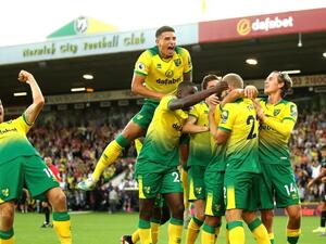 نوريتش يحقق فوزاً مفاجئاً على حامل اللقب