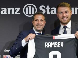 آرون رامزي (يمين)