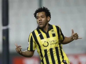 رومارينيو يحتفل بهدفه