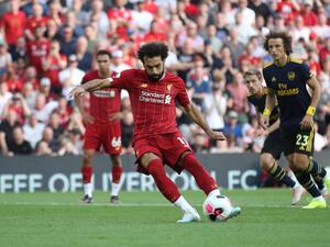 صلاح يسدد ركلة الجزاء بنجاح