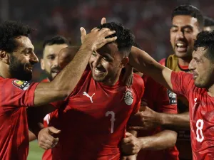 لاعبو مصر يحتفلون بهدف تريزيغيه (وسط)ِ