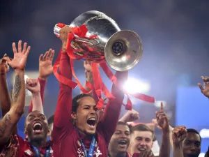 فان دايك يرفع الكأس