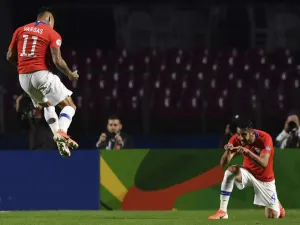 إدواردو فارغاس (يسار) مهاجم تشيلي يحتفل بهدفه في اليابان مع زميله ماوريسيو إيسلا في المباراة التي انتهت بنتيجة 4-0 ضمن المجموعة الثالثة لبطولة كوبا أميركا