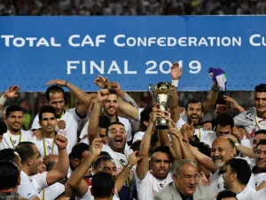 لاعبو الزمالك المصري يحتفلون بالفوز بكأس الكونفدرالية الإفريقية بعد التفوق في النهائي على نهضة بركان المغربي بركلات الترجيح