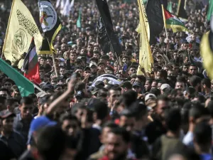 Mourners chant slogans as they carry the body of Palestinian Islamic Jihad senior leader Baha Abu Al-Ata during his funeral in Gaza City on November 12, 2019.  (AFP/ File Photo)