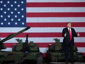 US President Donald Trump arrives to speak after touring the Lima Army Tank Plant at Joint Systems Manufacturing in Lima, Ohio, March 20, 2019. (SAUL LOEB / AFP)