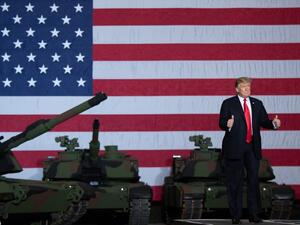 US President Donald Trump arrives to speak after touring the Lima Army Tank Plant at Joint Systems Manufacturing in Lima, Ohio, March 20, 2019. (SAUL LOEB / AFP)